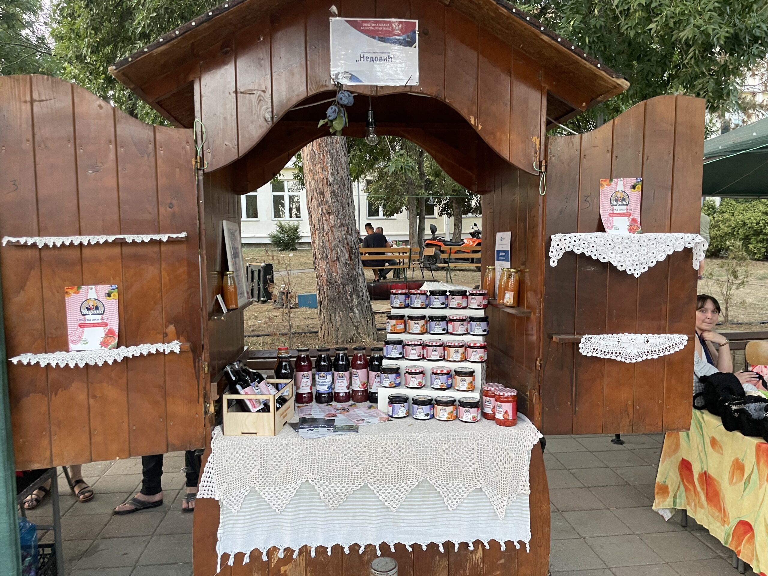 Штанд са домаћим џемовима, соковима и другим производима