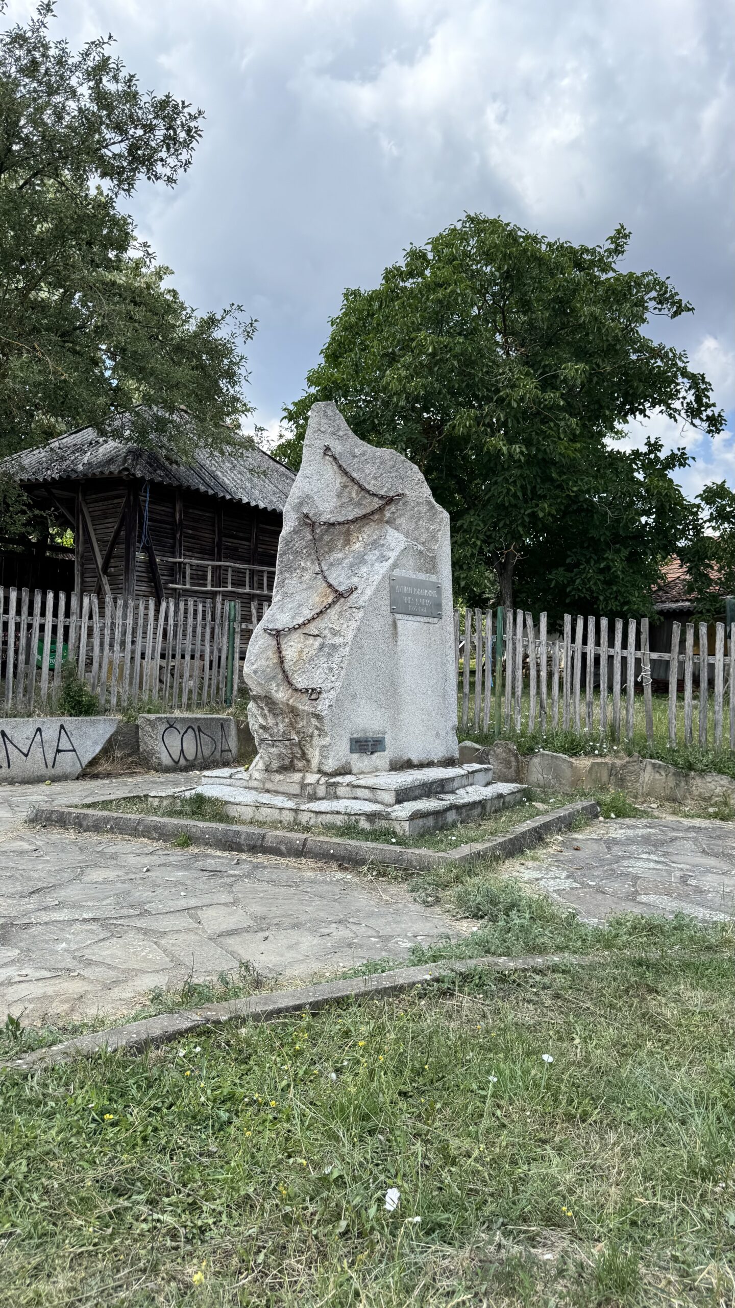 Споменик Чика Душку Јовановићу у родном селу Трбуњу